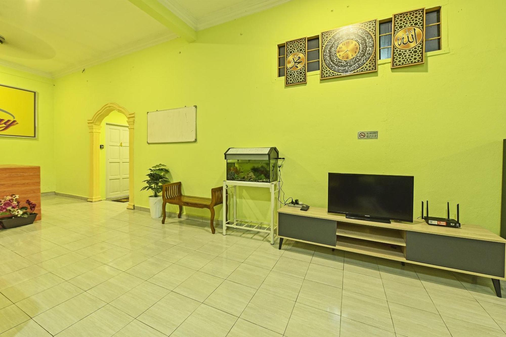 Oyo 90551 Zn Mix Homestay & Roomstay Kampung Raja Bagian luar foto