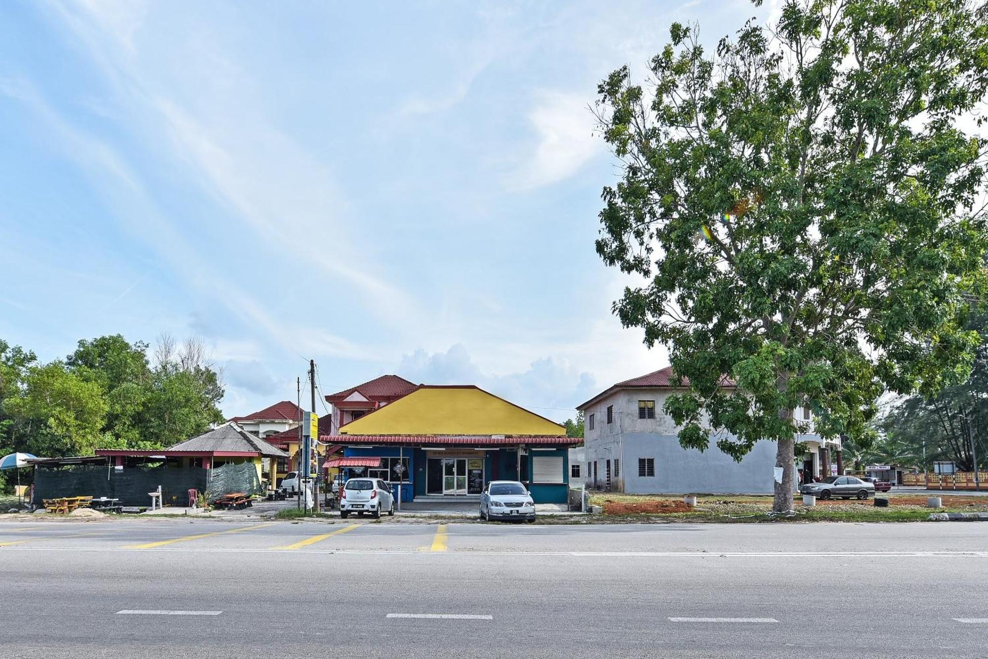 Oyo 90551 Zn Mix Homestay & Roomstay Kampung Raja Bagian luar foto